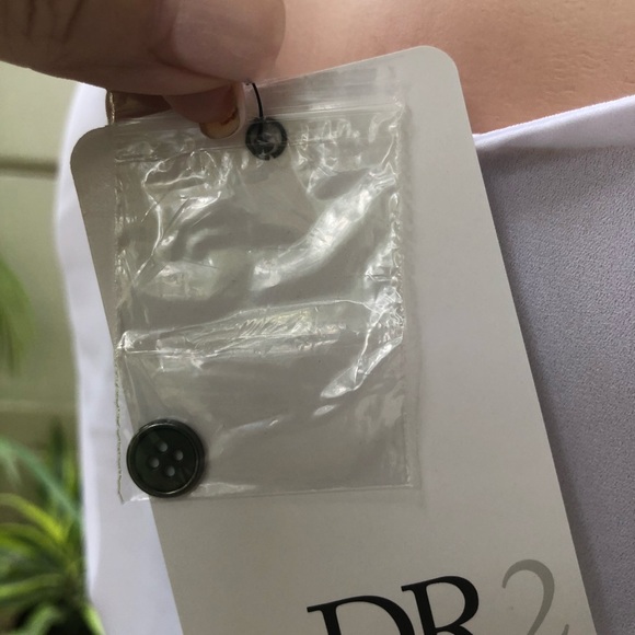 Lovely White V-Neck Blouse **New** - Picture 10 of 10